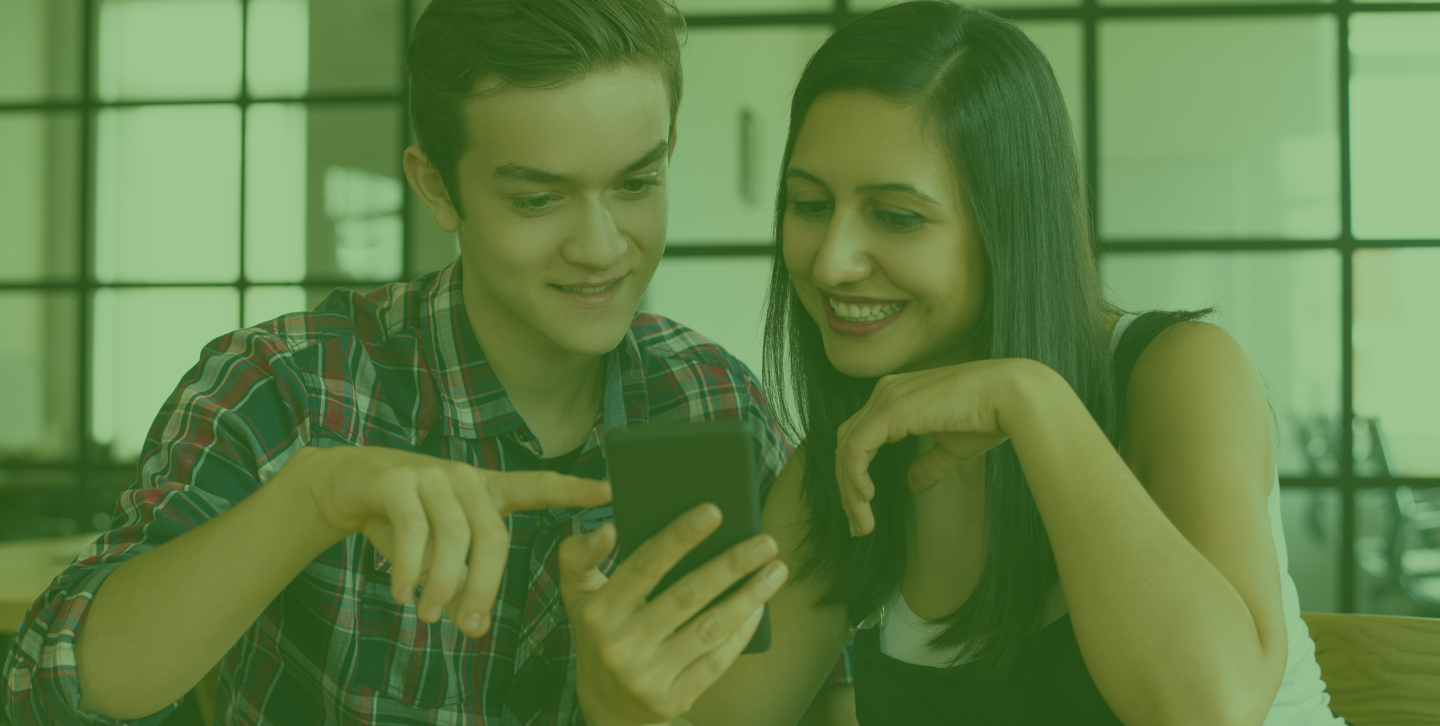 Imagen de estudiantes navegando en un smartphone